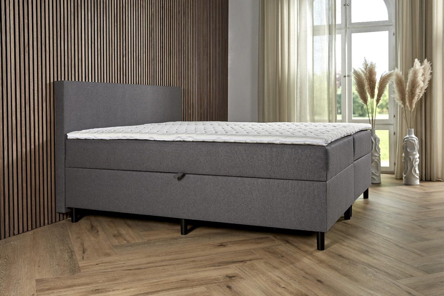 BSD Storage opbergboxspring in antraciet, schuin vooraanzicht met matras en witte topper [antraciet]