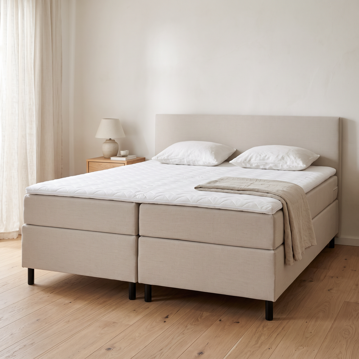 Regular Boxspring Hardbox in Inari 22 in een lichte slaapkamer