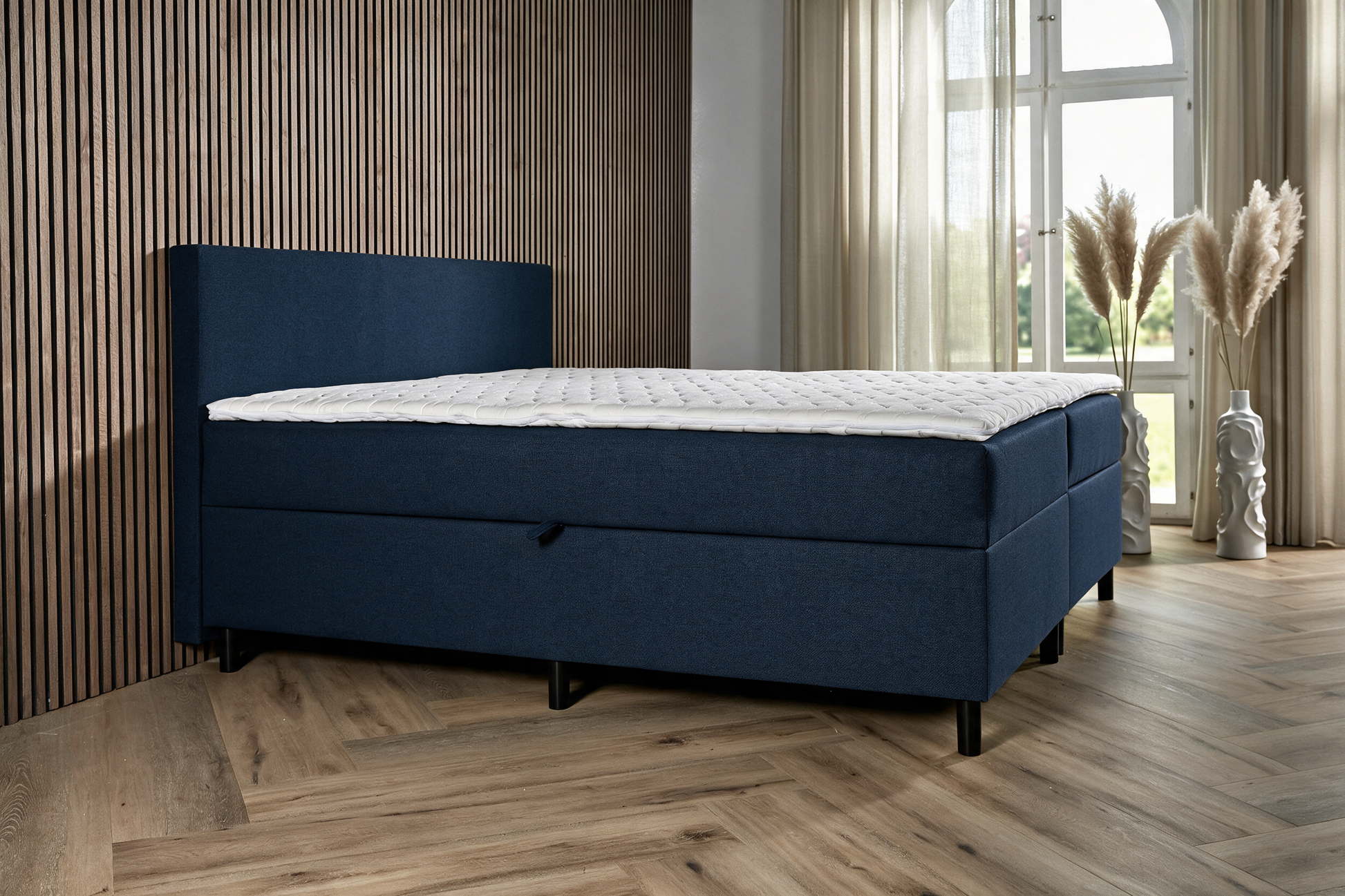 BSD Storage opbergboxspring in donkerblauw, schuin vooraanzicht met matras en witte topper [donkerblauw]