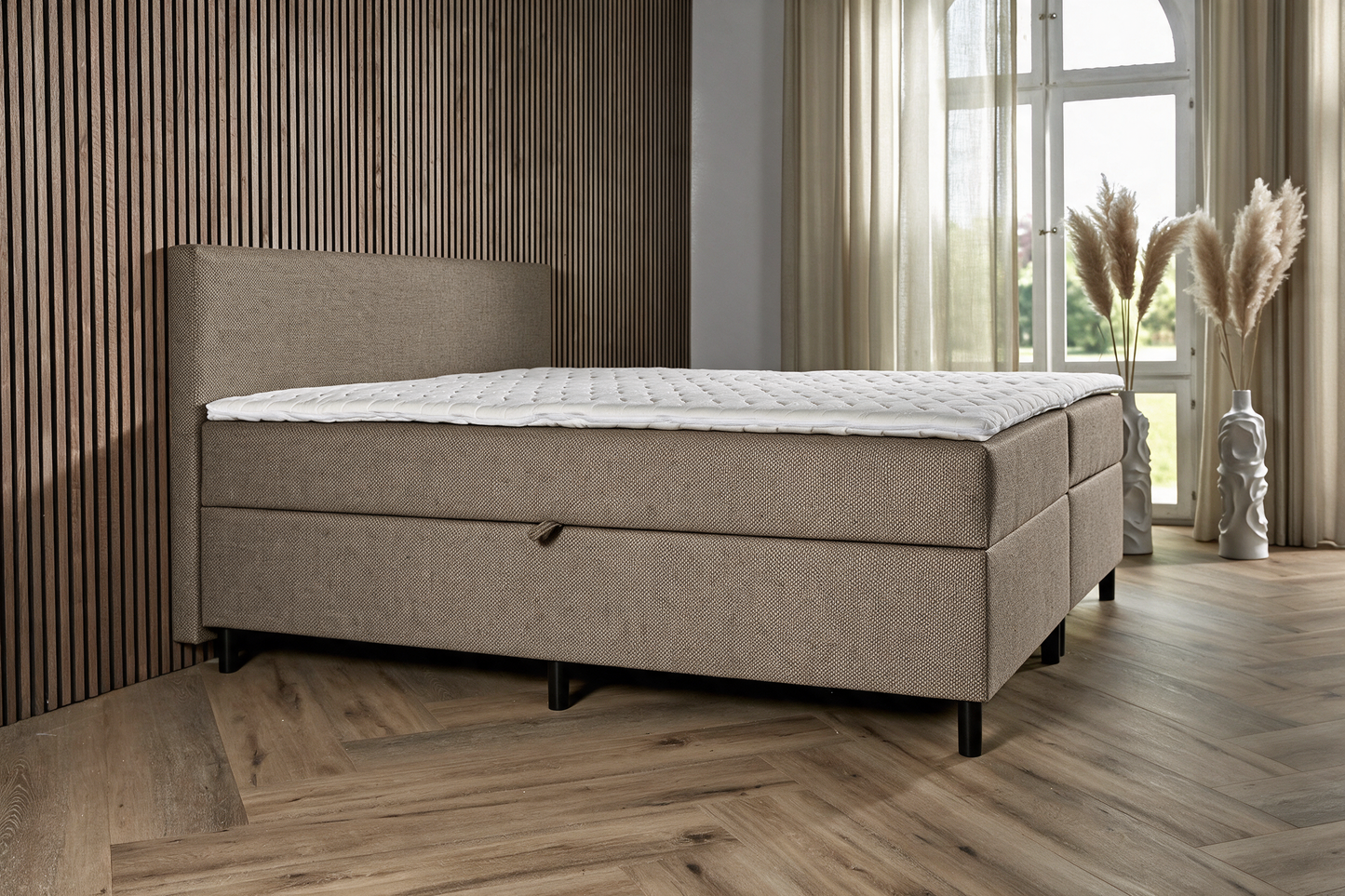 BSD Storage opbergboxspring in bruin, schuin vooraanzicht met matras en witte topper [bruin]
